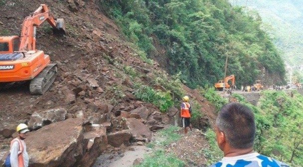 दाउन्नेमा पहिरो खस्यो, बुटवल–नारायणगढ सडकखण्ड अवरुद्ध