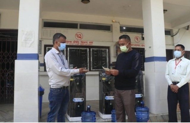 वडाध्यक्ष श्रेष्ठको पहलमा जिल्ला अस्पतालमा ३ वाटर डिस्पेन्सर र ४७ हजार नगद सहयोग