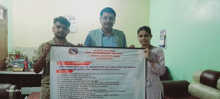मध्यविन्दुमा बालमैत्री अभियान : विद्यालयलाइ सुचक सामाग्री  हस्तान्तरण
