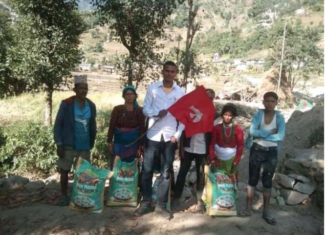 विप्लव नेकपा दैलेखद्वारा २० घरपरिवारलाई खाद्यान्न वितरण