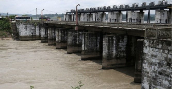 जलसतहले खतराको सुचक पार गरेपछी गण्डक ब्यारेजको ३६ वटै गेट खोलियो