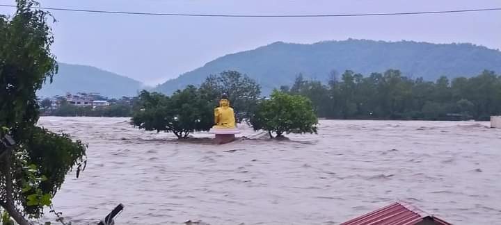 नारायणी नदीमा बहाव बढ्दो, सजगता अपनाउन स्थानीयलाई प्रशासनको आग्रह