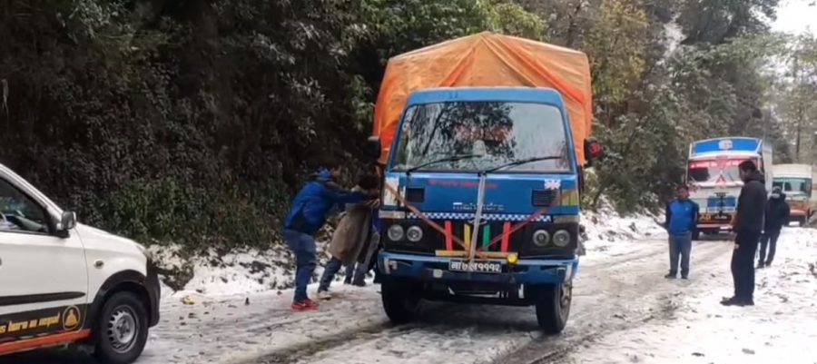 अवरुद्ध त्रिभुवन राजपथ खुल्यो