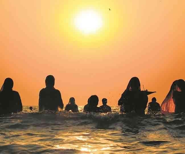 छठ पर्वको मुख्य दिन आज अस्ताउँदो सूर्यलाई अर्घ्य दिइँदै