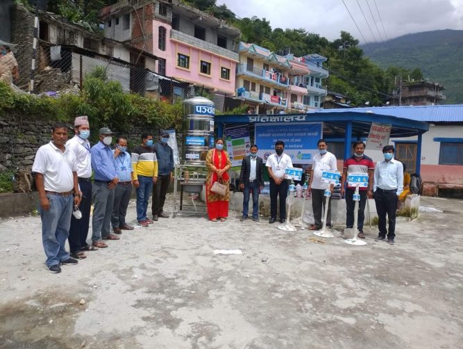 निड्स नेपालद्वारा जिल्ला अस्पताल बझाङमा स्वास्थ सामाग्री  हस्तान्तरण