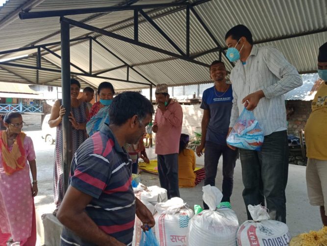 रामधुनिका युवाले सुरु गरे 'सबैले एक छाक खान पाउनुपर्छ ' अभियान