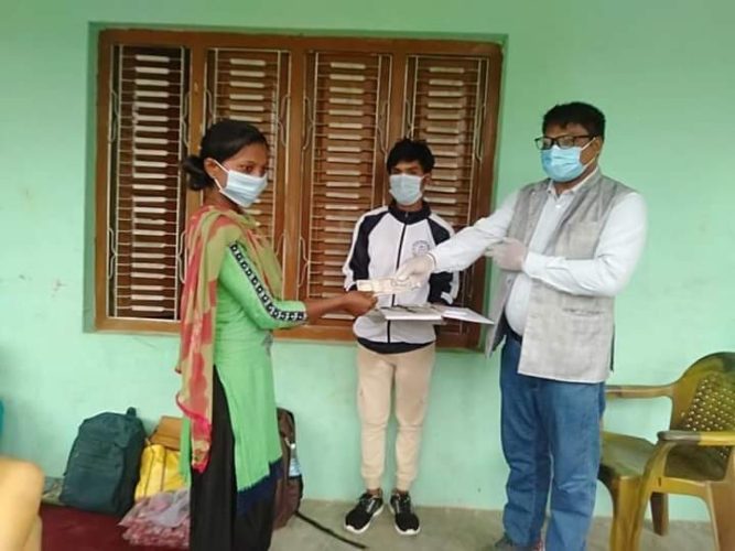 किशोरीहरुलाई आत्मनिर्भर बनाउन आर्थिक सहयोग