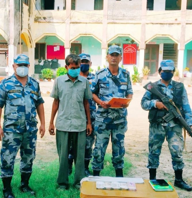 सशस्त्र प्रहरी बल कृष्णनगर द्वारा चार लाख अबैध भारतीय रकम सहित मानिस पक्राउ