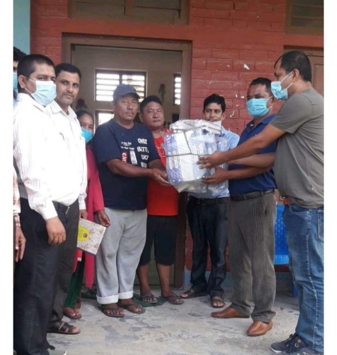वडाध्यक्ष श्रेष्ठको पहलमा विद्यालयलाई स्वास्थ्य सुरक्षा सामाग्री हस्तान्तरण