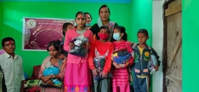 दशैकाे उपहार विपन्न परिवारका छाेराछाेरीलाई कपडा
