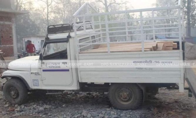 नवलपरासी पुर्बको हुप्सेकोट प्रहरी चौकीले अबैध काठ बरामद