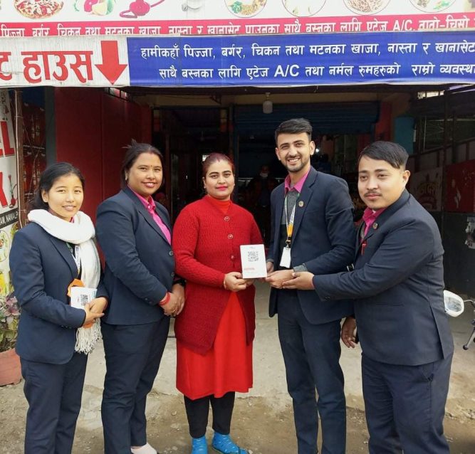 किसान साकोस दलदले साखाले पसल पसलमा फोन पे वितरण गर्दै