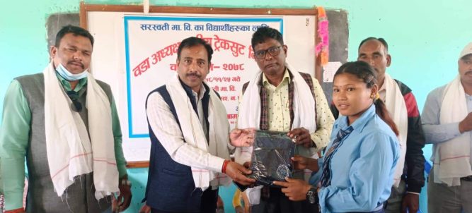 ३ सय ६५ जना विधार्थीलाई ट्रक सुट वितरण