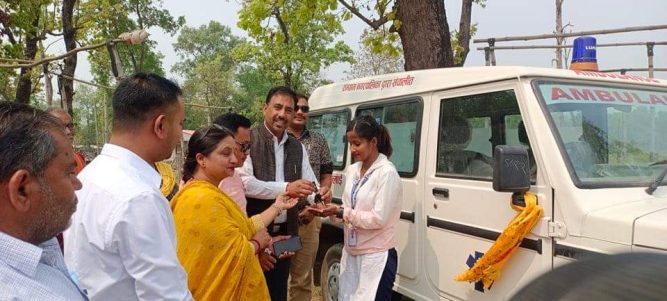 रामग्रामद्वारा स्वास्थ्य चौकीलाई एम्बुलेन्स हस्तान्तरण