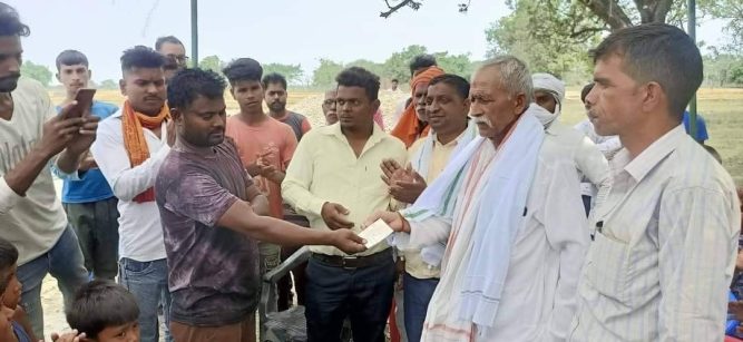 चुनावी अचारसहिता बिपरित मर्चवारमा क्रीकेट टुर्नामेन्ट कार्यक्रममा पुरस्कार बितरण गर्दै गरेको तस्बिर भाइरल