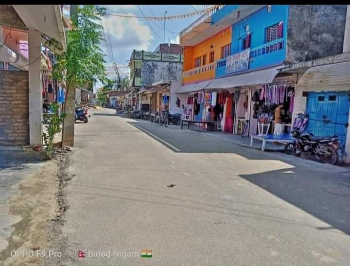 निषेधाज्ञालाई उलंघन गर्दै महेशपुरका पसल व्यवसायीले खोले पसल