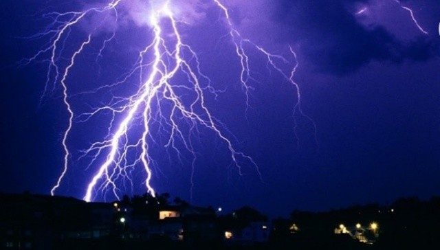 चट्याङ लागेर एकको मृत्यु ,१० घाइते