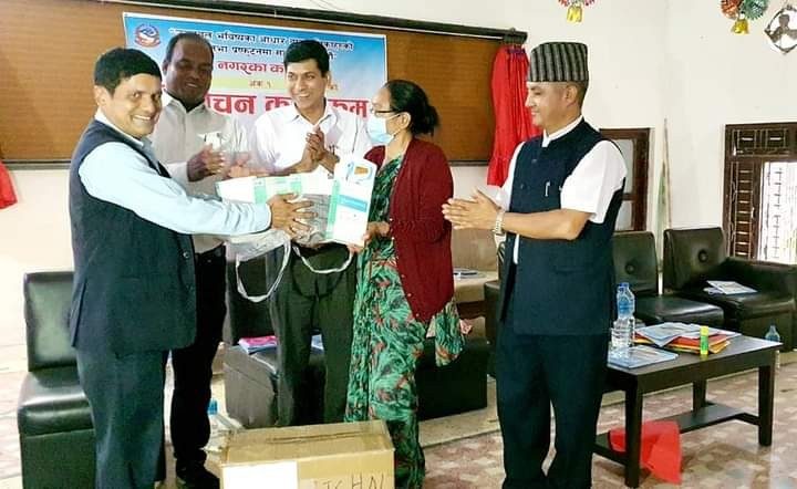 शिक्षासेवि दाहालद्वारा  नगरका सबै सामुदायिक शैक्षिक संस्थाहरुलाइ थर्मल गन प्रदान