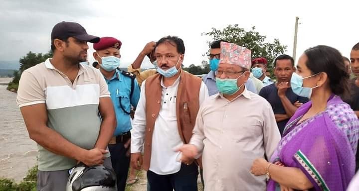 नगरप्रमुख राना सहितको टोलिद्वारा मध्यविन्दु ६ को कटान क्षेत्रको निरिक्षण