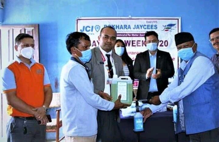 पोखरा जेसिजद्धारा विद्यालयलाई स्वास्थ्य सामग्री हस्तान्तरण