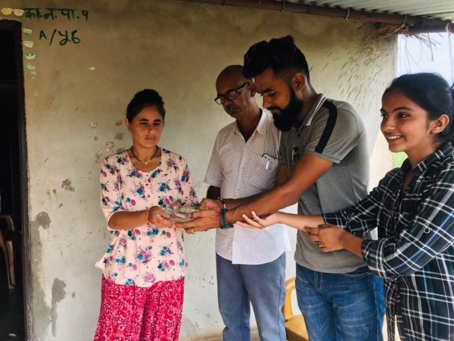 एक दिन एक रुपैया दान अभियानद्वारा प्रियंकालाई आर्थिक सहयोग हस्तान्तरण