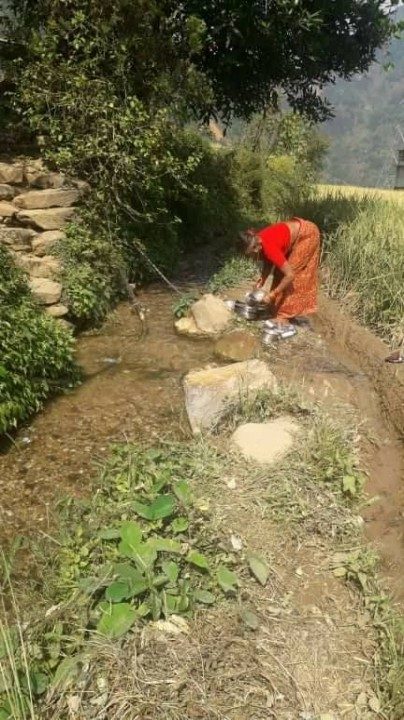 बर्राचौरको खहरेखोला, ढाकाचौर, सिम्लेका स्थानीय बासिन्दाले वर्षौंदेखि कुलाको पानी खान बाध्