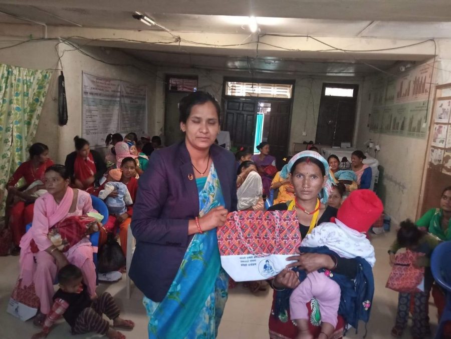 गर्भवती  तथा सुत्केरी महिलाहरुलाई उपाध्यक्ष धामीकाे 'काेसेली'