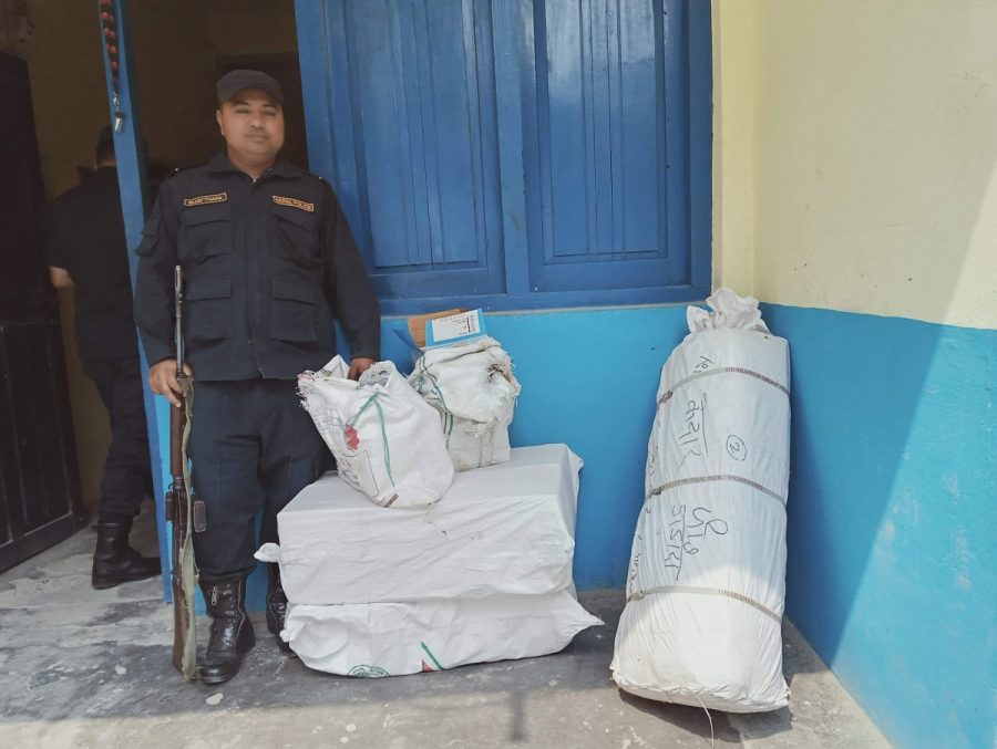 दुई  लाख बढीको  अवैध मालसामान बरामद