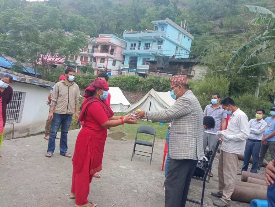 बुबाको स्मृतिमा प्रमुख जिल्ला अधिकारिद्वारा बिरामिलाइ भोजन