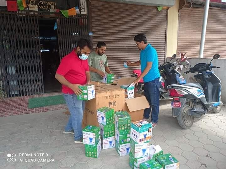 महाअभियान र कावासोती व्याइजका युवाहरु खाद्यान्न र स्वास्थ सामाग्री सहित घर-घरमा