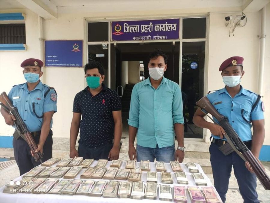 नवलपरासीमा ठूलो परिमाणको नेपाली र भारतिय रुपैया सहित २ जना पक्राउ