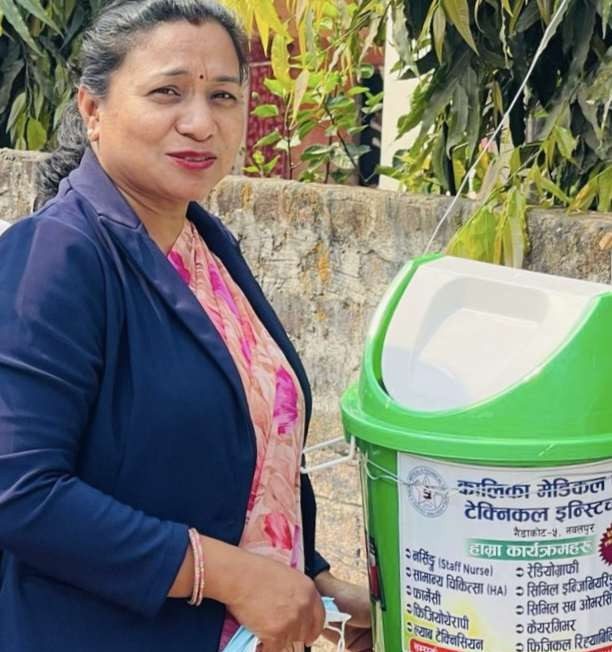 स्वच्छ  समुदायका लागि कालिकाले गर्यो डस्टविन वितरण