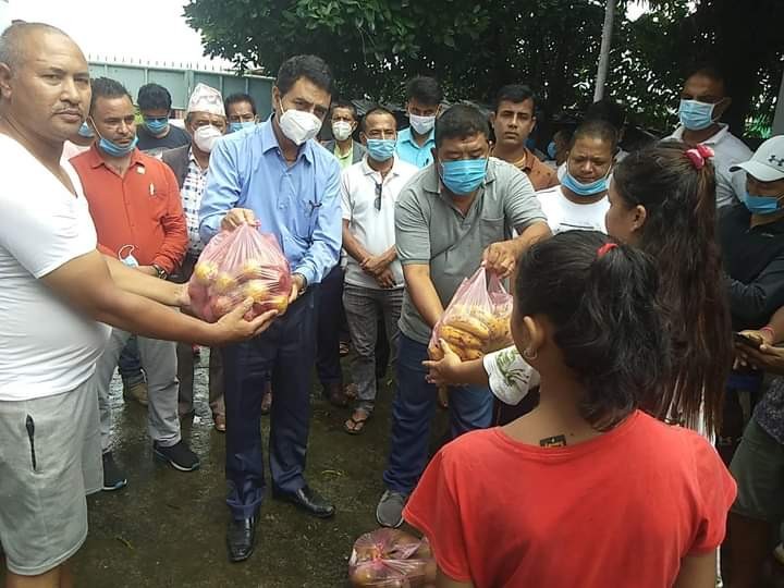 अन्तर्राष्ट्रिय युवा दिवसको अवसरमा तरुण दल नवलपुरद्वारा  अपांग बालबालिकालाई फलफुल बितरण