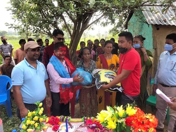 युवा नेता पौडेलले गरे जन्मदिनमा विपन्नलाई सहयोग