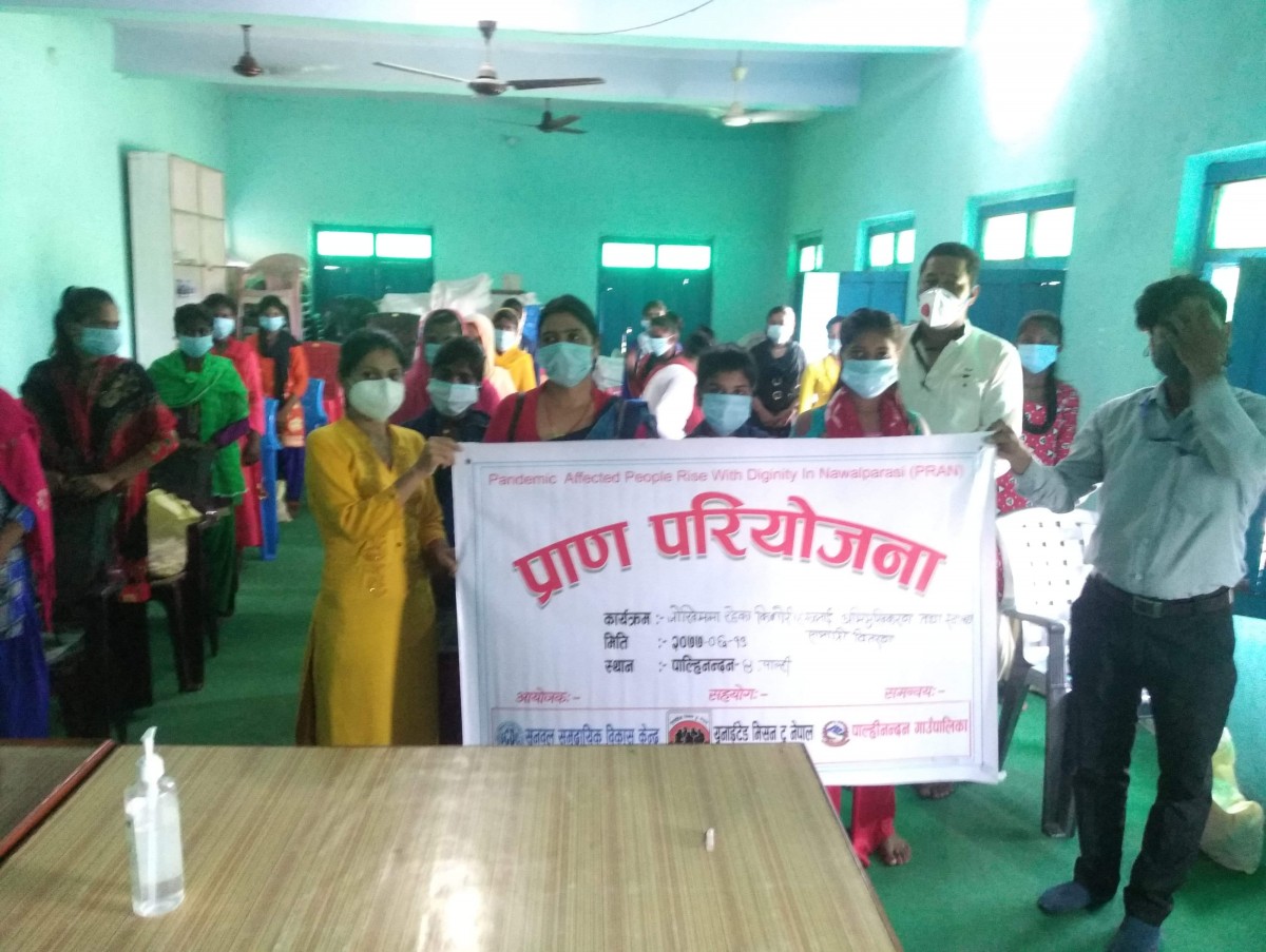 किशोरीहरुलाई अभिमुखिकरण तथा सामग्री वितरण