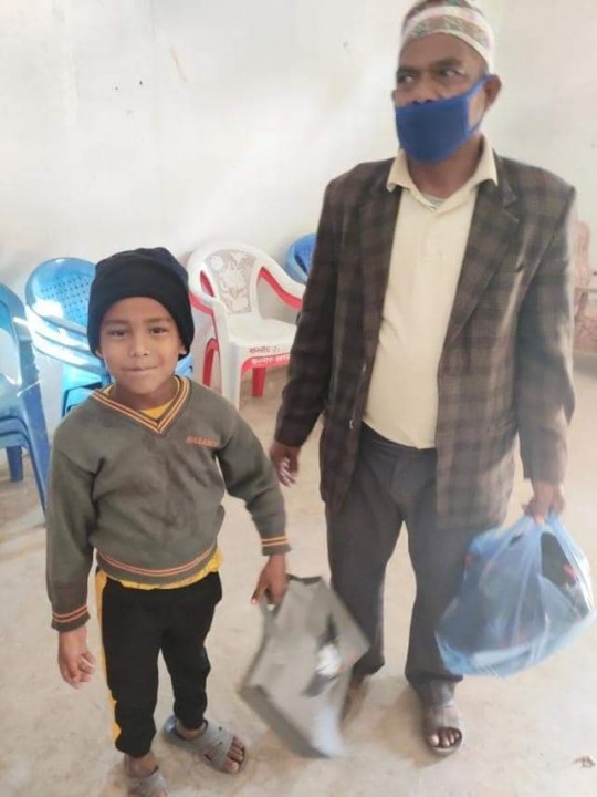 विद्यार्थी नेता पराजुलीले पठाए सौगात परियारलाई  शैक्षिक सामग्री